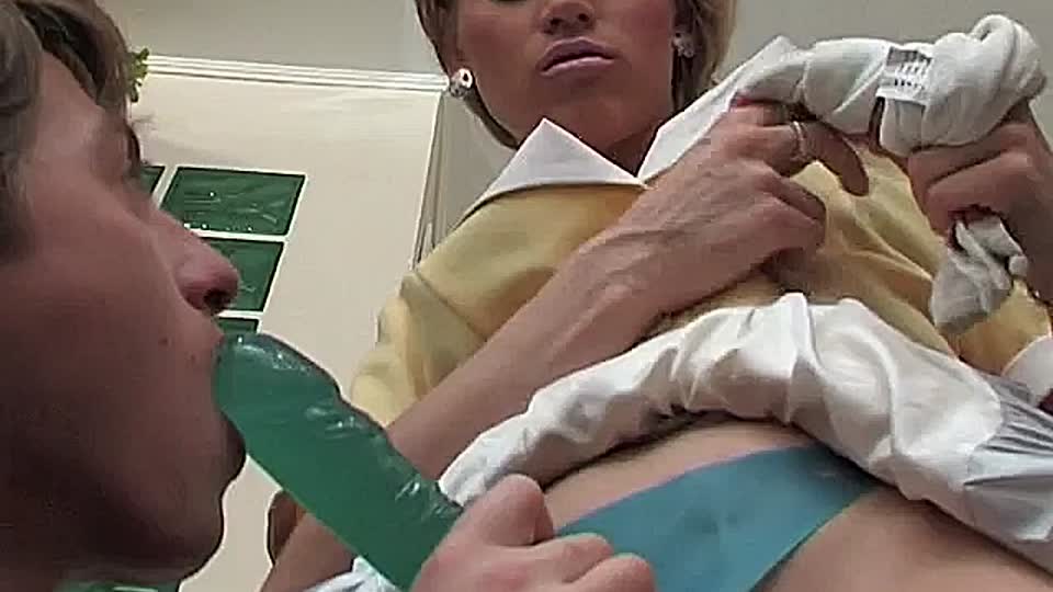 Chef von seiner Putzfrau mit Umschnalldildo gefickt